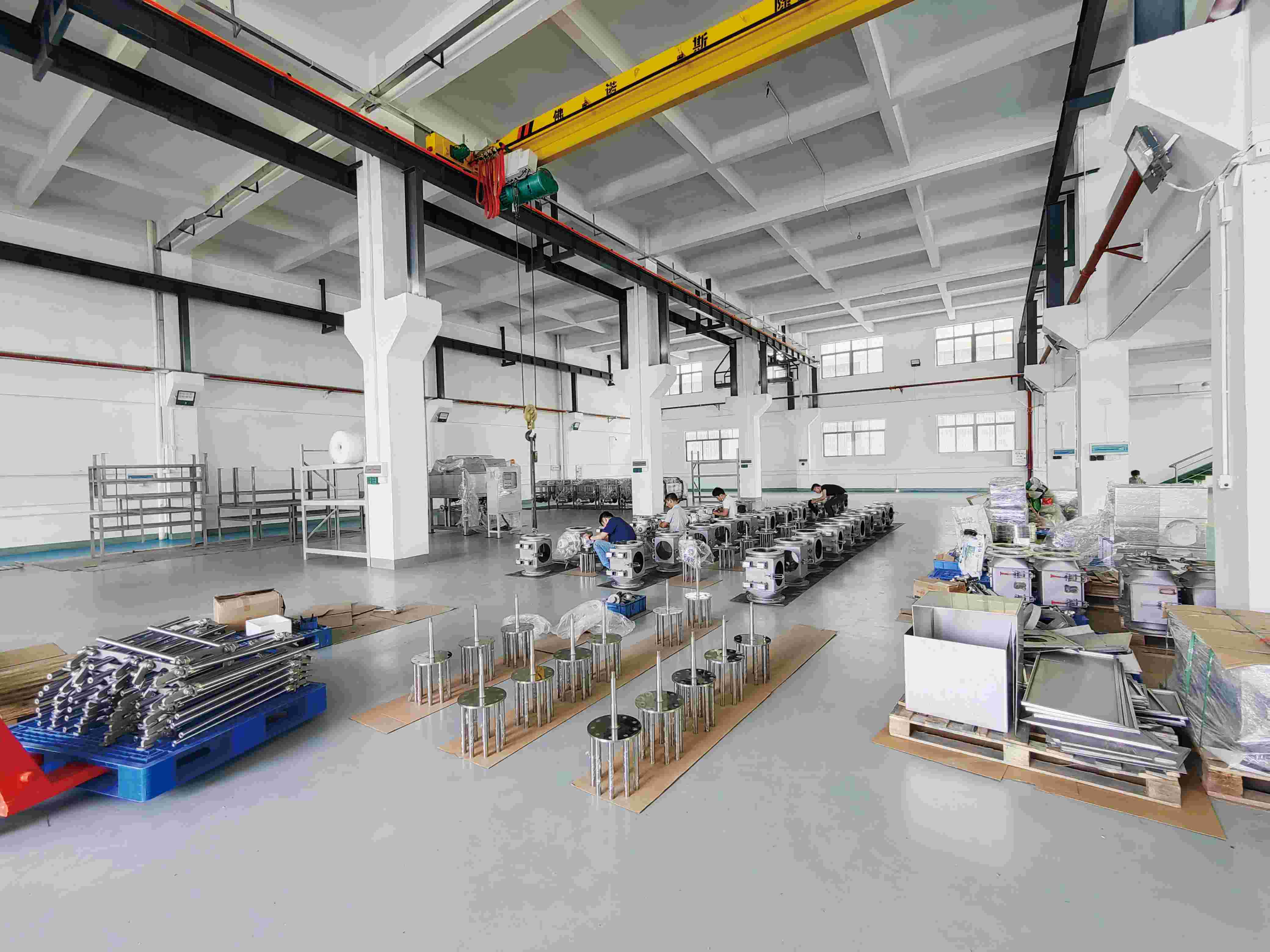 Thiết bị loại bỏ sắt thủ công và tự động: Ưu điểm và sự khác biệt